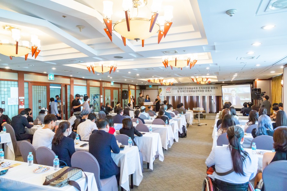 위촉식이 진행중인 사진