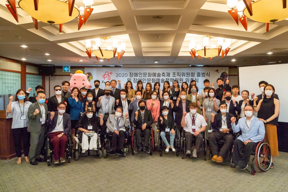 위촉식에 참가한 사람들이 포즈를 취하며 찍은 사진