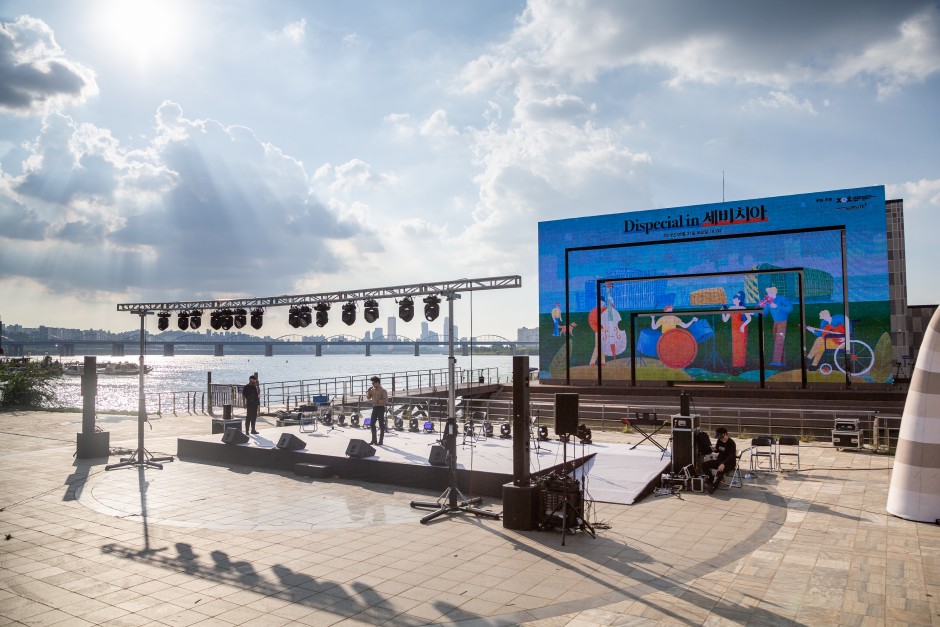 'Dispecial in 세비치아' 스테이지 준비가 진행중인 사진