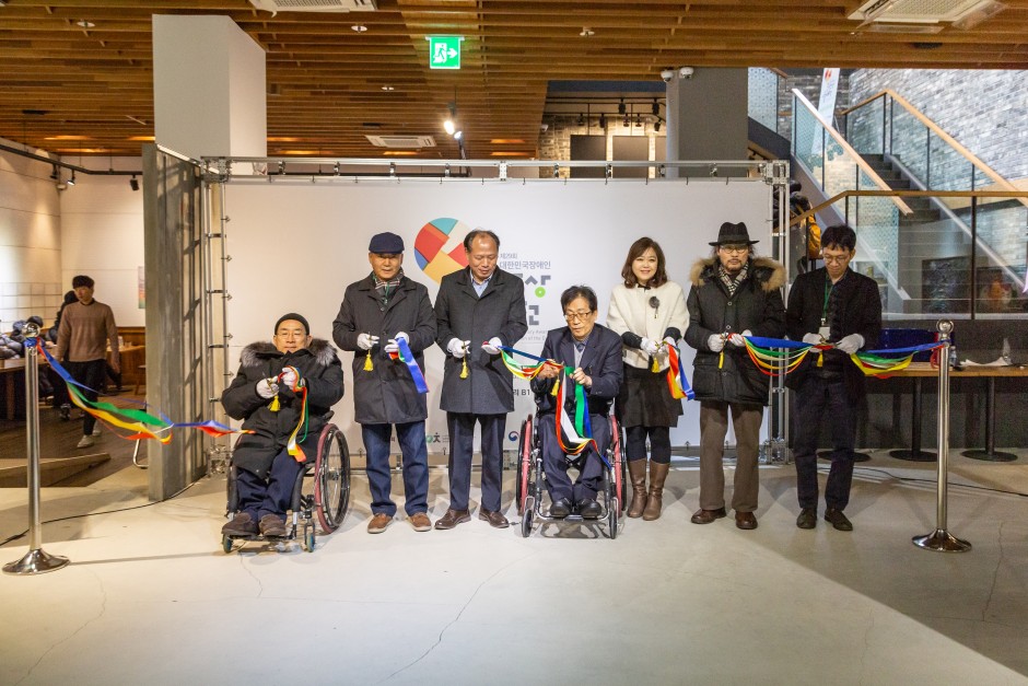 줄을 자르고 있는 사진