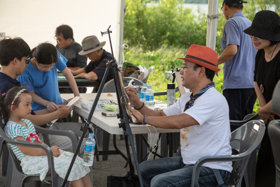 장예인 서예가가 여자아이의 초상화 스케치를 그려주는 모습