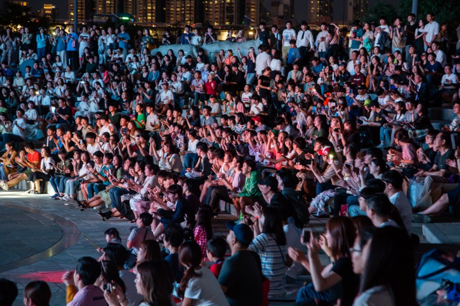 'Dispecial in 세비치아'의 공연을 관람하고 있는 관객들의 사진