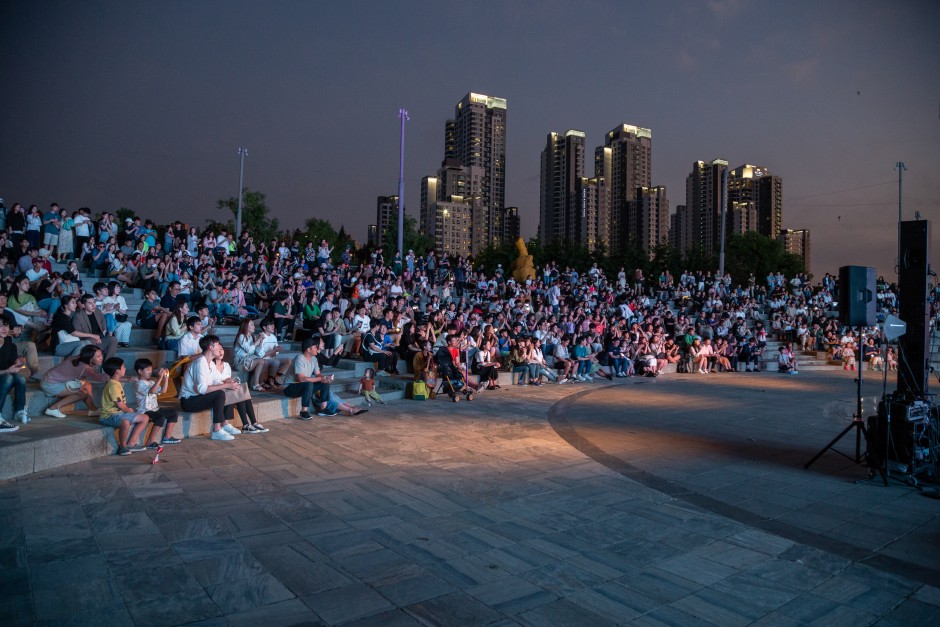 'Dispecial in 세비치아'의 공연을 관람하고 있는 관객들의 사진